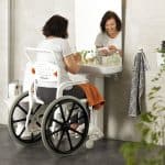 כסא רחצה ושירותים clean עם גלגלי הנעה עצמית